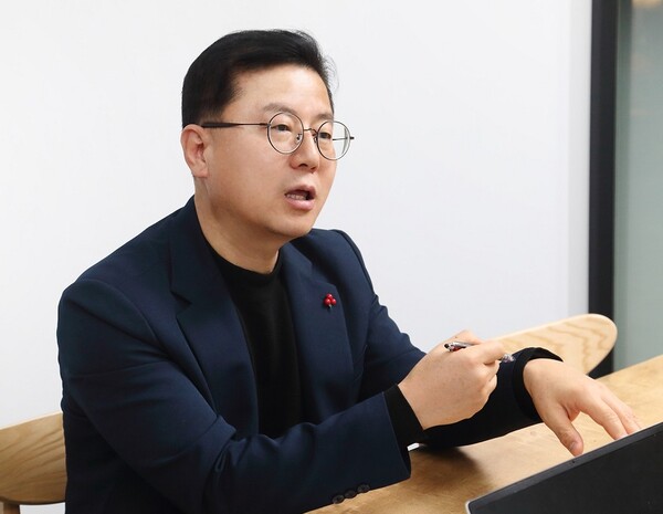 김성기 한국건선협회 대표가 지난 12일 진행된 뉴스더보이스와 인터뷰에서 건선 진료 경험을 이야기하고 있는 모습